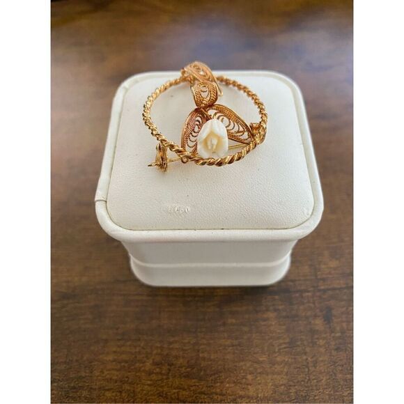 Vintage White rose flower gold trim brooch w/back pin - Picture 5 of 7